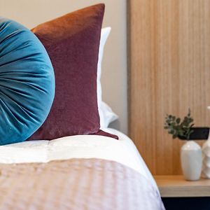 Zimmer mit Queensize-Bett für Gäste mit Behinderungen